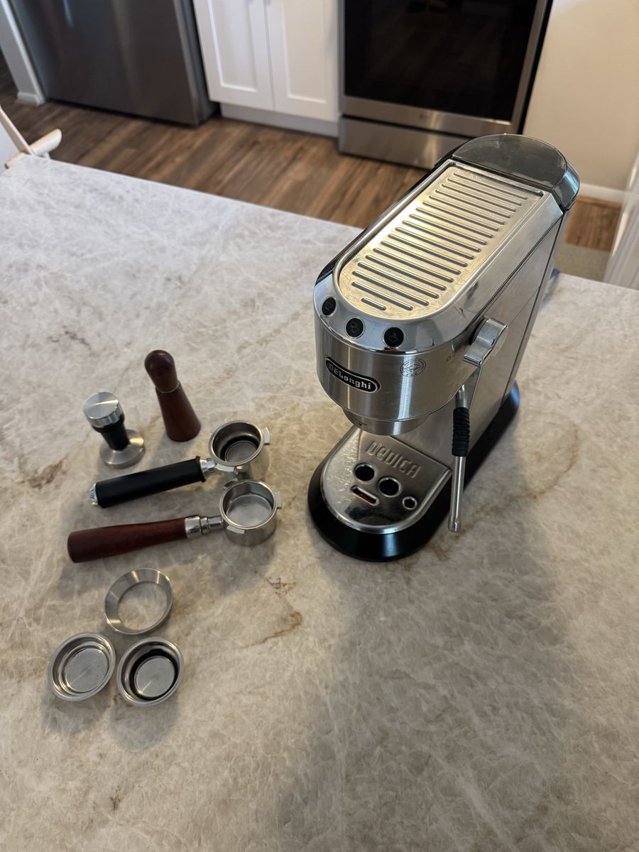 De'Longhi Dedica Arte espresso Machine - Stainless Steel w/ Accessories