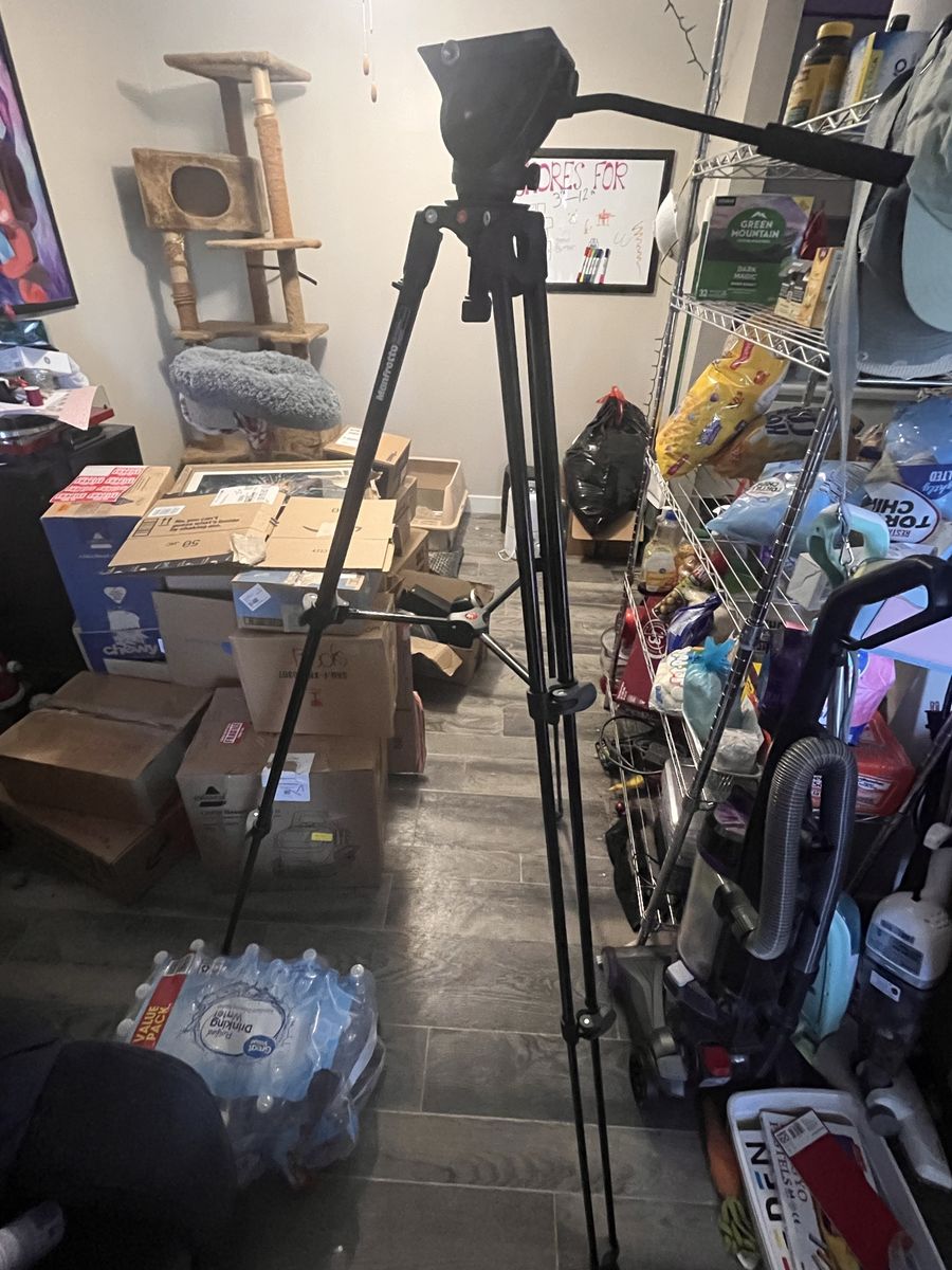 Manfrotto MVT502AM Professional Tripod w/ Fluid Drag Head & Carry Bag - Like New