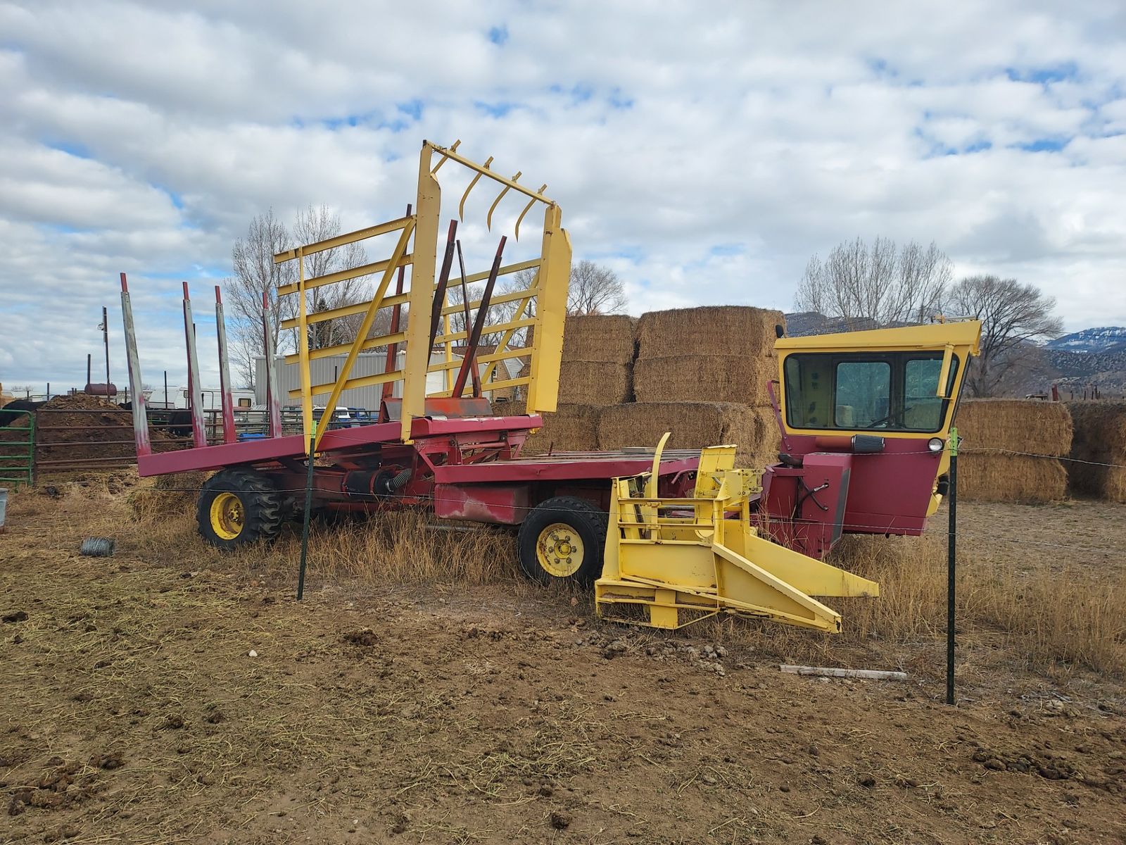New Holland self-propelled bale wagon