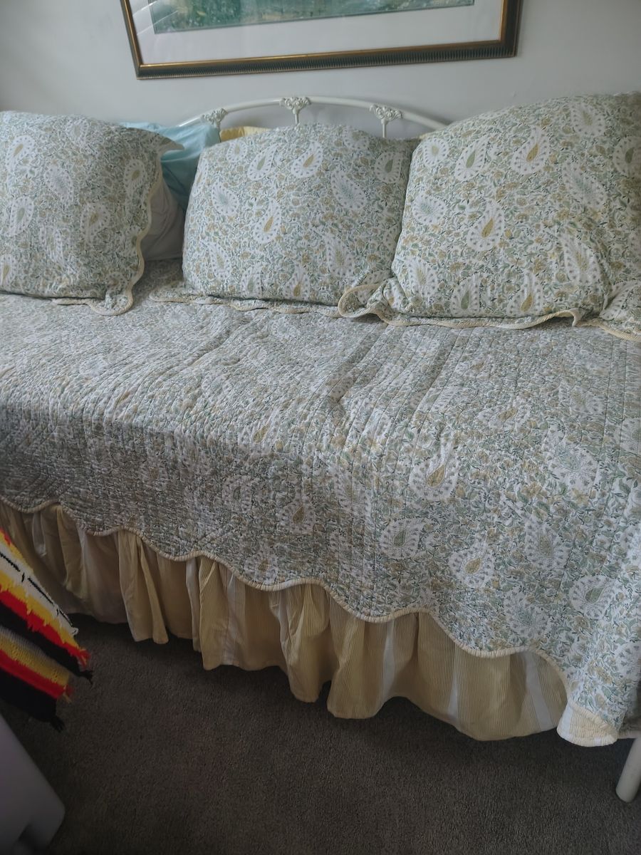 Day bed with pull out