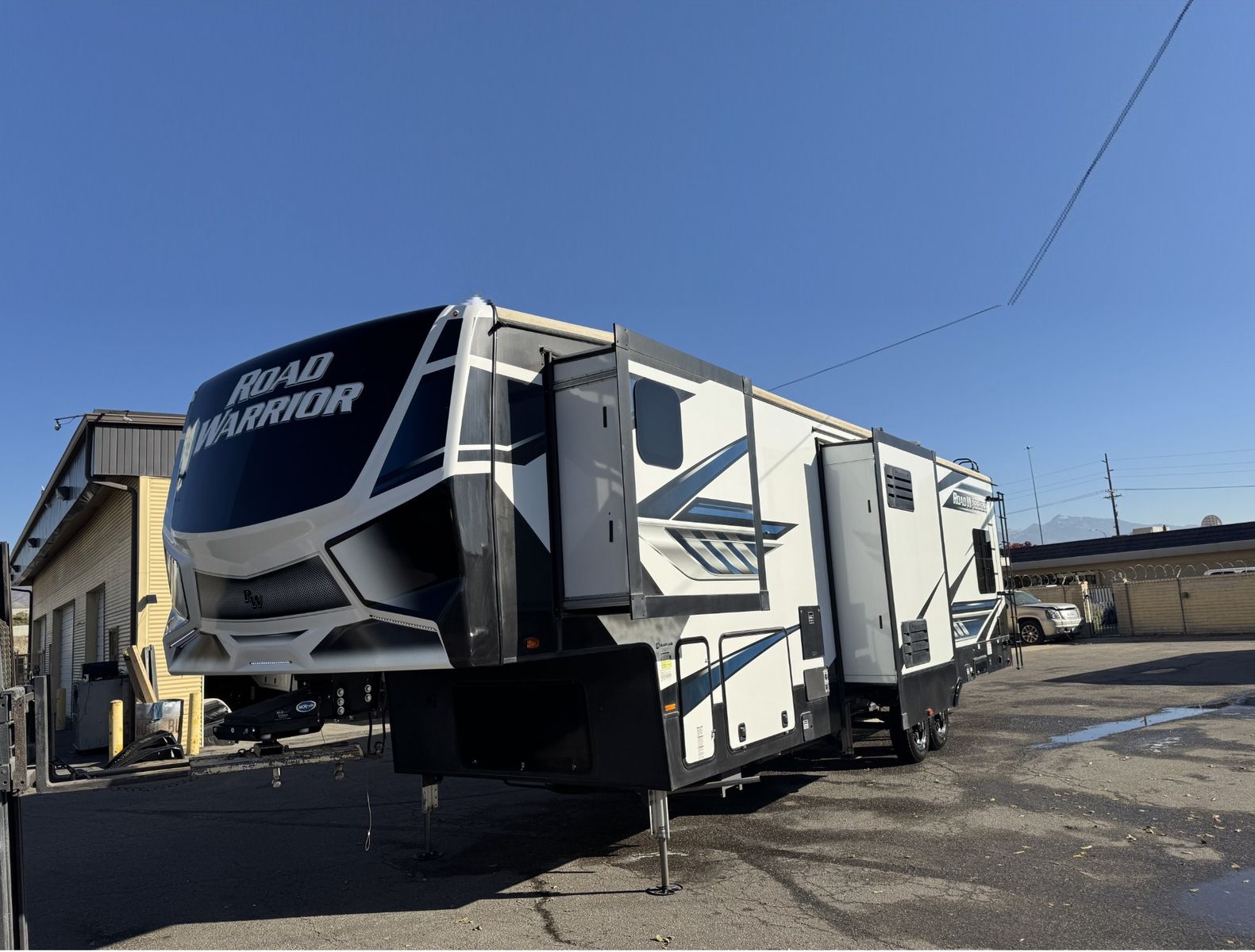 Like New 13' Garage, 2 Bath, King Bed 2023 Heartland Road Warrior 375RW Like Torque Cyclone, Momentum