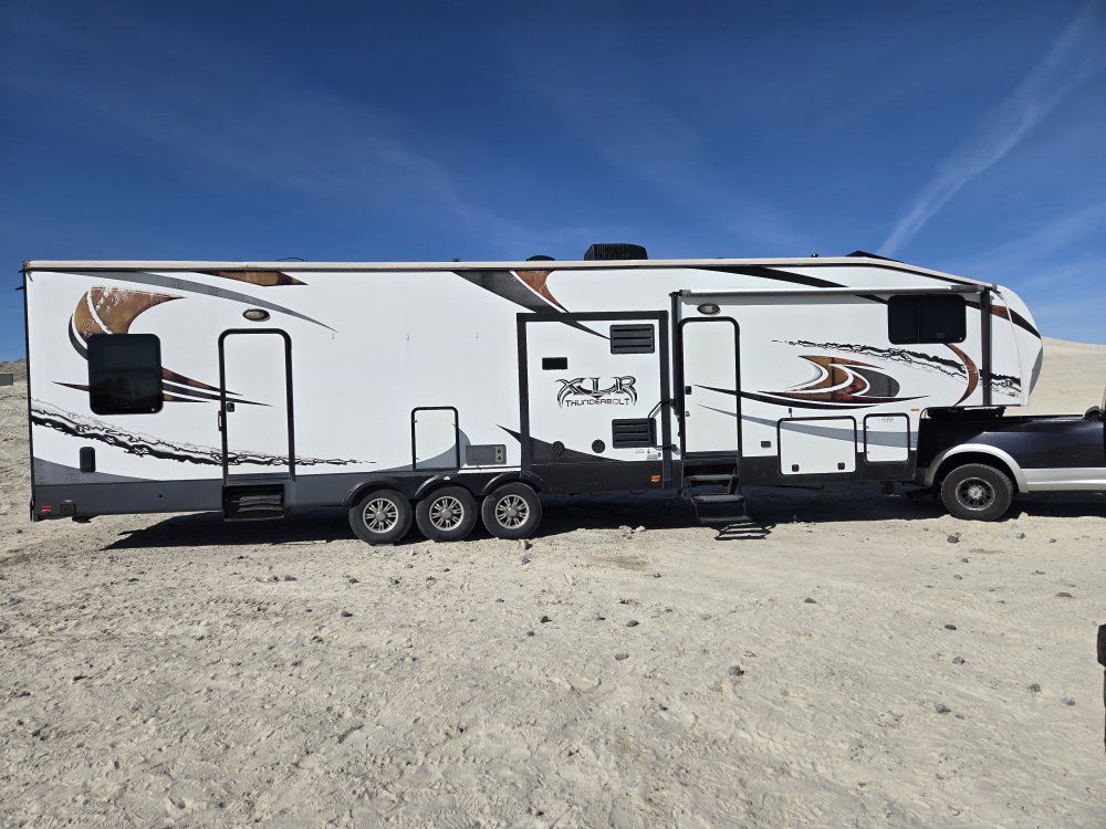 2014 xlr thunderbolt 5th wheel