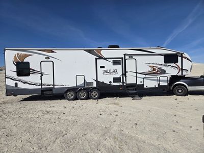 2014 xlr thunderbolt 5th wheel