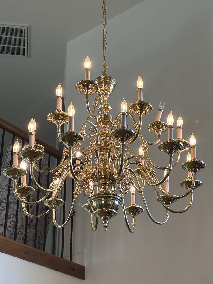 Beautiful 21 Bulb Traditional Chandelier in Polished Brass