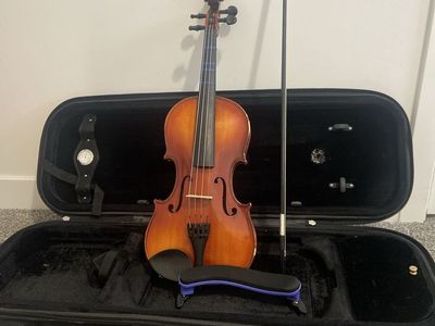 Violin with Hard Case, Bow, and Shoulder Rest - Excellent Condition