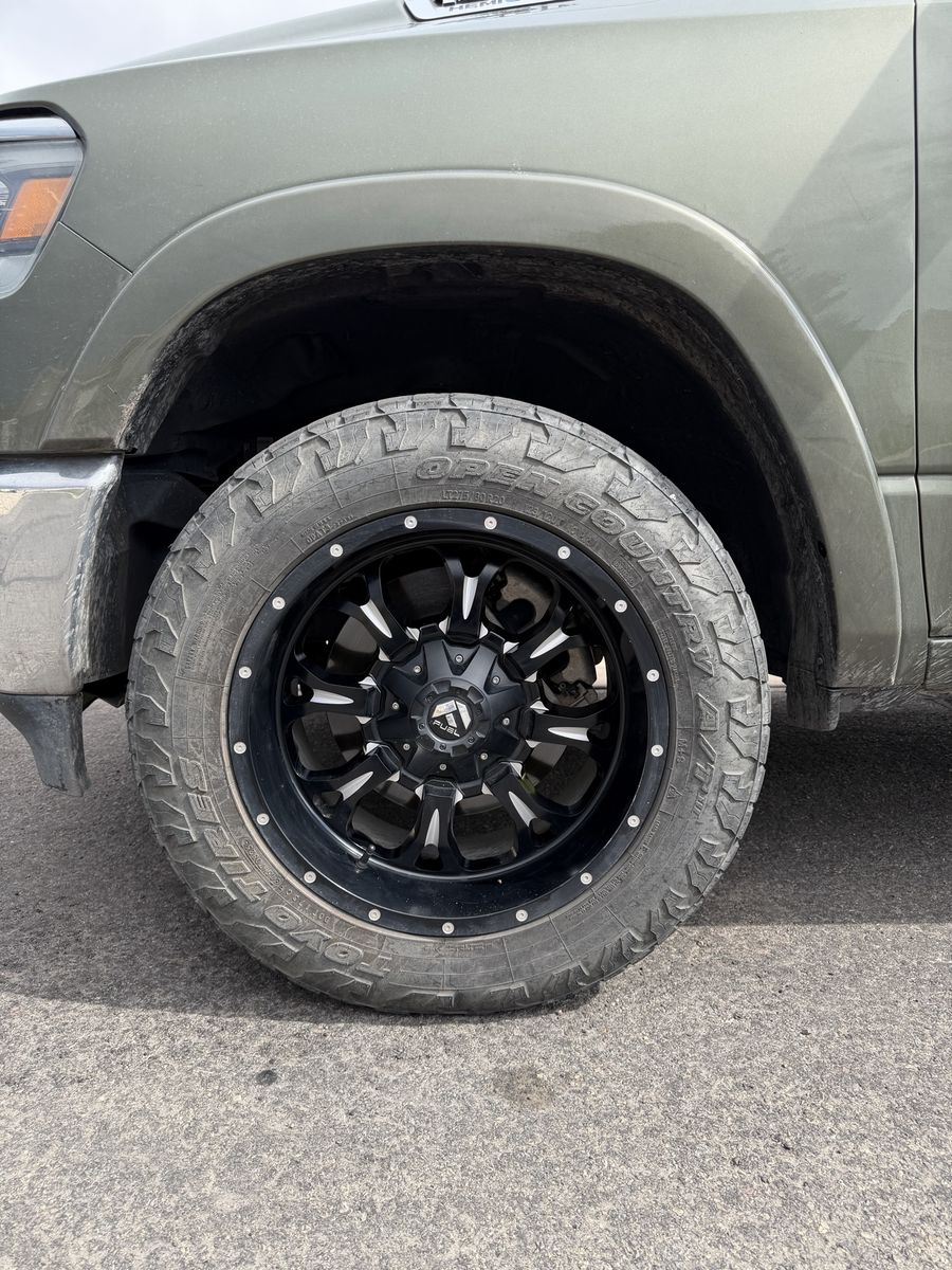 Fuel rims and tires 275/60R20 6x5.5