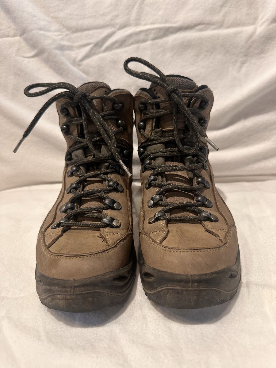 Lowa women’s size 6 or EU 37 beige Leather/textile Gore-Tex mid hiking boots