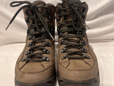 Lowa women’s size 6 or EU 37 beige Leather/textile Gore-Tex mid hiking boots