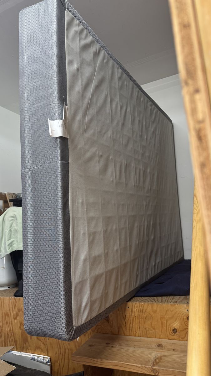 Queen Box spring, clean and in great condition