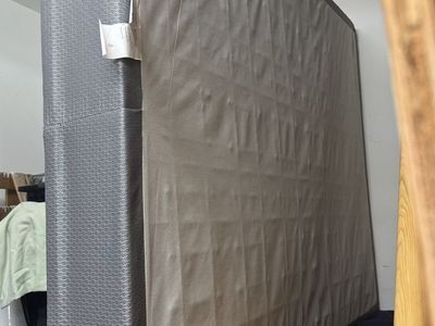 Queen Box spring, clean and in great condition