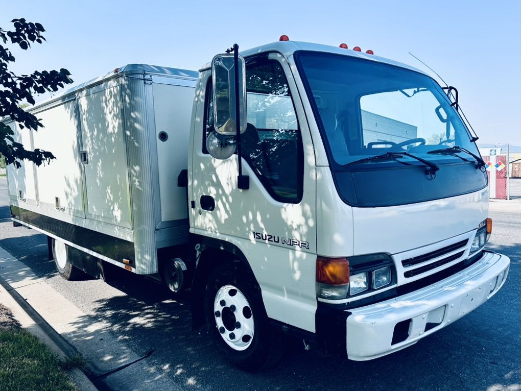 Runs Like New! Isuzu NPR 2005
