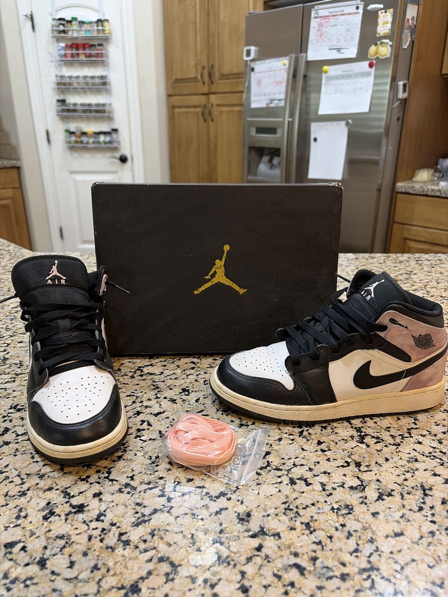 Air Jordan 1 Mid SE size 5.5 youth