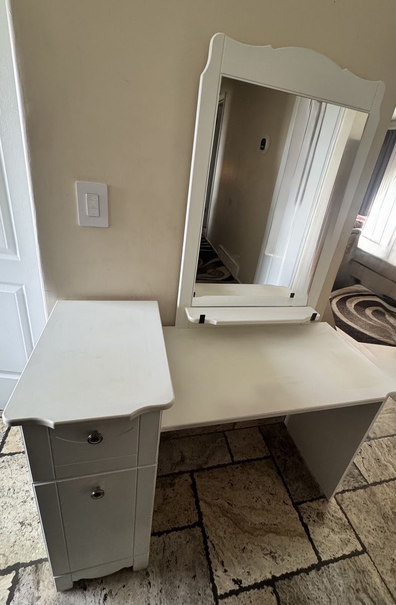 Room Vanity With Mirror
