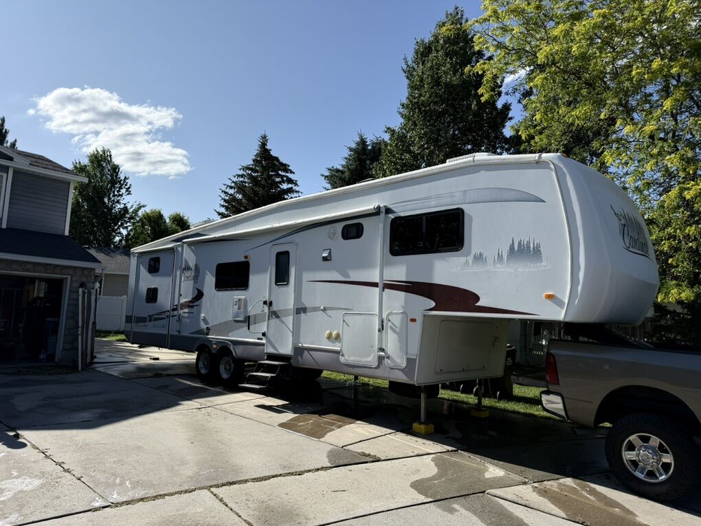 2007 Forest River Cardinal 36-2BH Limited Edition