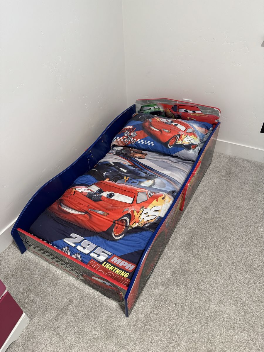 Disney Pixar Cars Lightning McQueen Toddler Bed Frame & Bedding Set, Red/Blue