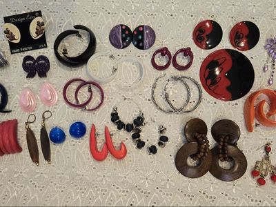 VTG Lot of 20 Pair "60s-80s" Pierced Earrings, 1 Set Earrings & Pendent Preloved