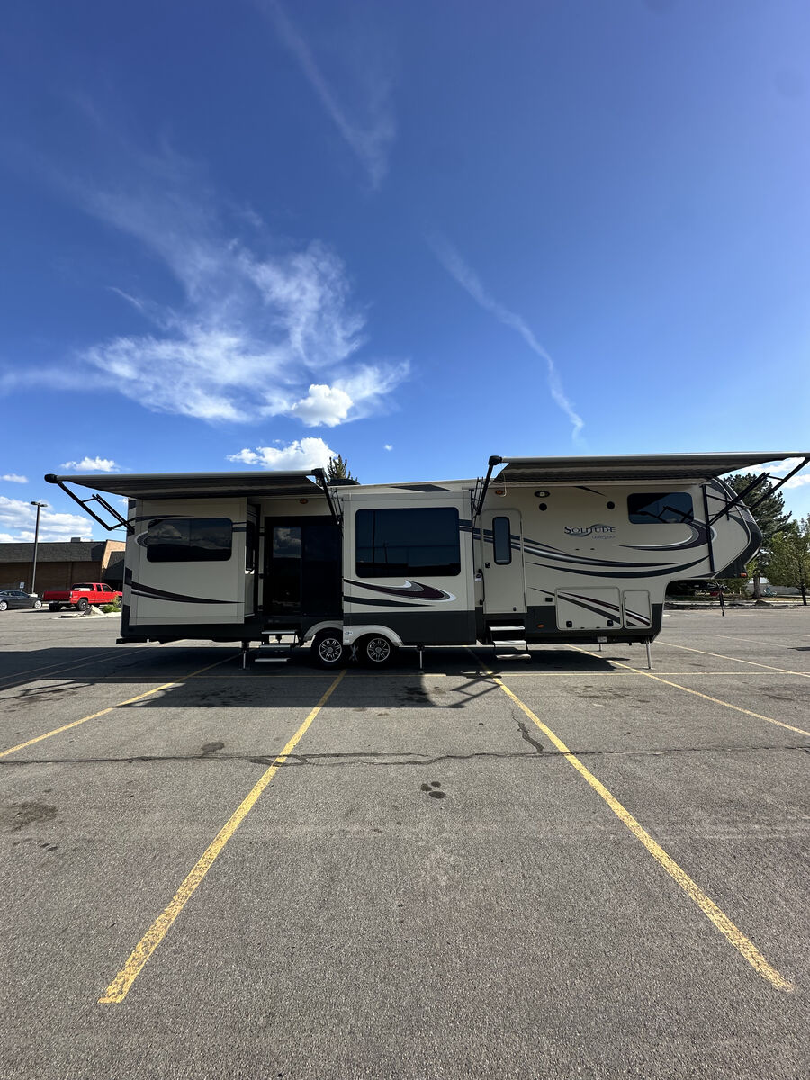 2016 Grand Design Solitude 375RE – 42ft – 5 Slides – 4 Season – Washer/Dryer – Andersen Hitch – Excellent