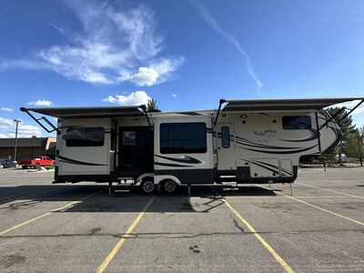 2016 Grand Design Solitude 375RE – 42ft – 5 Slides – 4 Season – Washer/Dryer – Andersen Hitch – Excellent