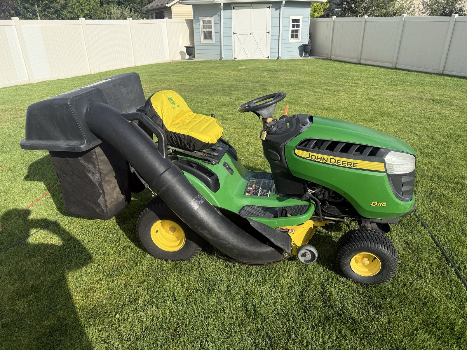 John Deere D110 Riding Lawnmower w / Bagger