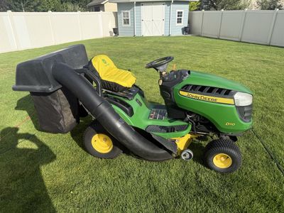 John Deere D110 Riding Lawnmower w / Bagger