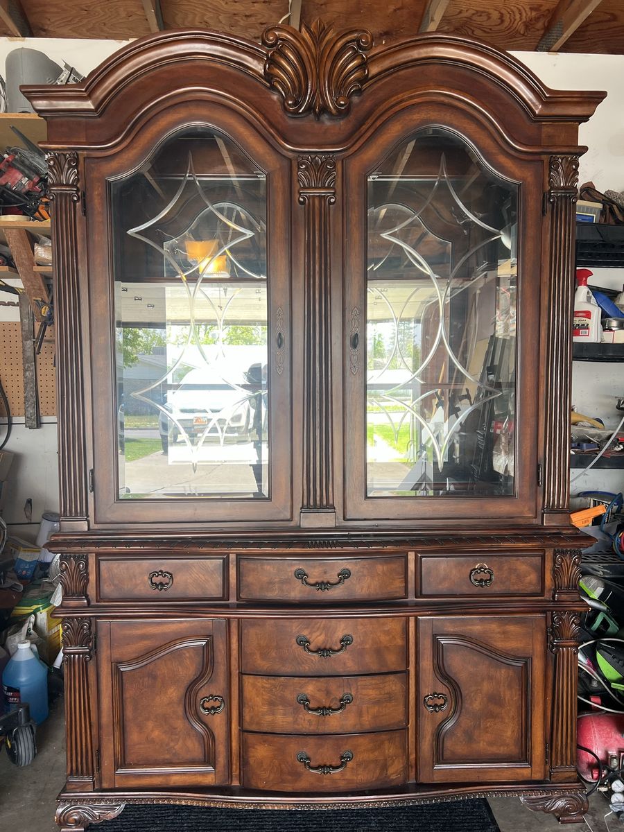 Hutch - Buffet & China Cabinet