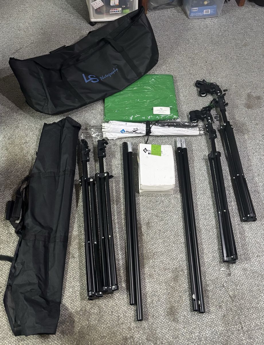 LS Photo Studio Lighting Kit - Umbrella Reflectors, Light Stands, Carry Bag