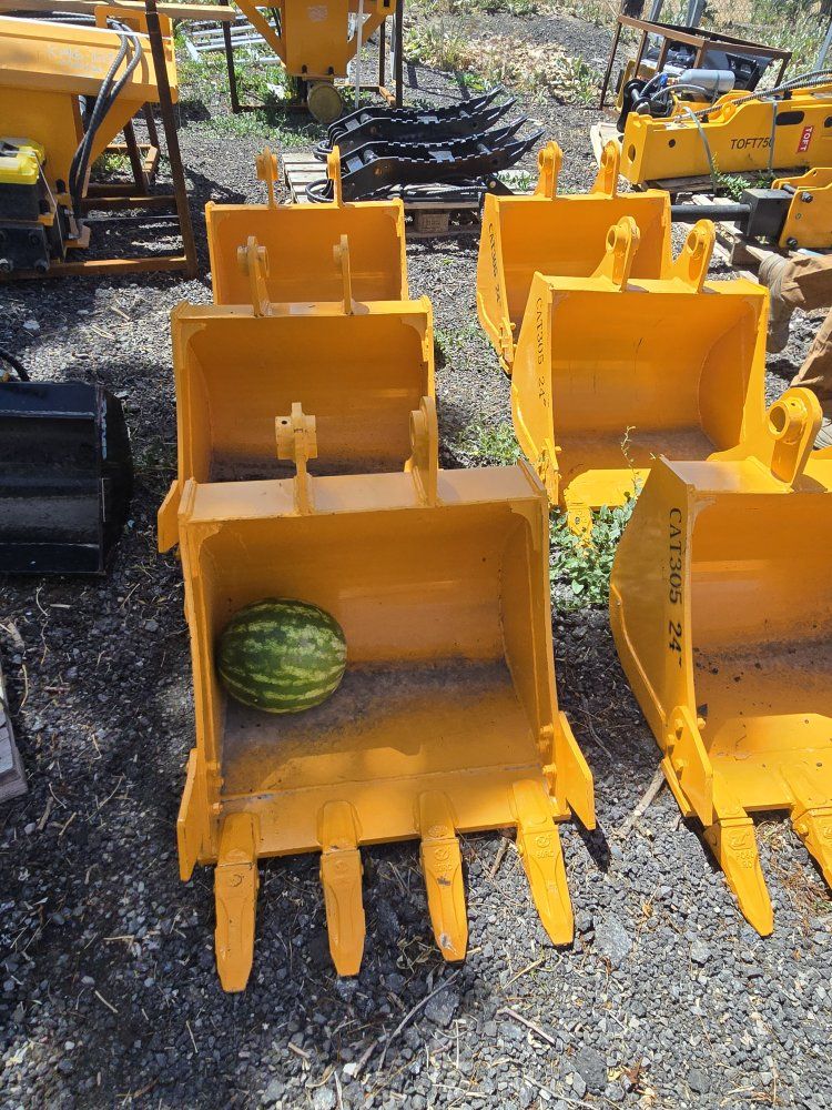 NEW Giyi CAT 305 24" Excavator Bucket with Teeth (Mini-Ex)