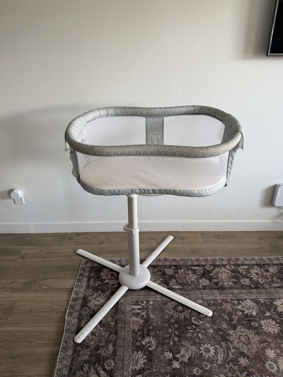 Halo Bassinest Swivel Sleeper Essentia Portable Bassinet - Adjustable, Used