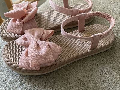 Pink bow sandals