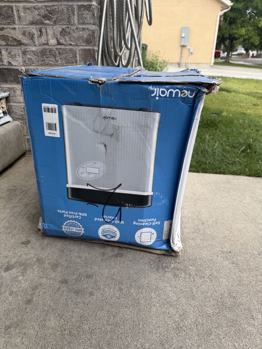 Lot of 8 ice maker