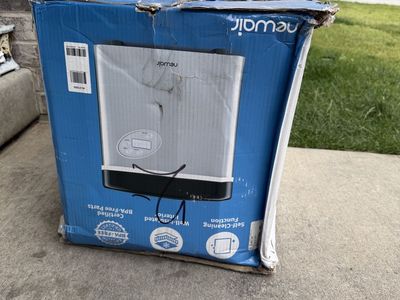 Lot of 8 ice maker