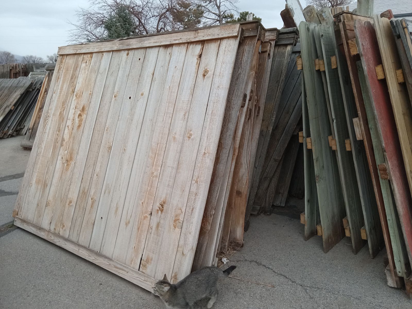 Wood fence no nails in boards (can deliver)rustic cabin wall
