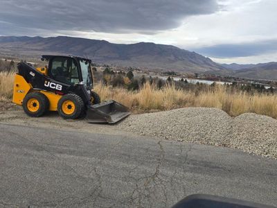 FULLSIZE SKIDSTEER FOR RENT (DAILY & WEEKEND SPECIALS AVAILABLE)
