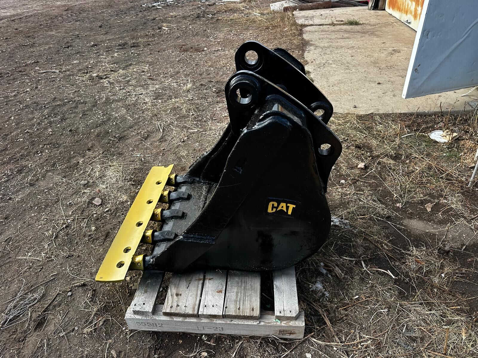 Cat Backhoe Bucket 24 Inch