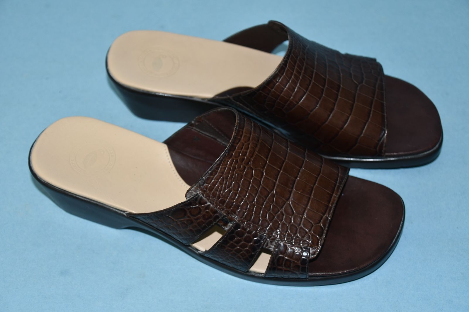 NEW WOMEN'S NURTURE DARK BROWN LEATHER SANDALS ~ SIZE 8M ~ HEEL HEIGHT 1.75" ~ SLIP ON ~ CLEAN!