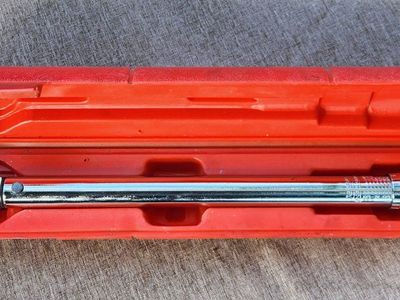 Pittsburgh Click-Type 150lb Torque Wrench with Storage Case