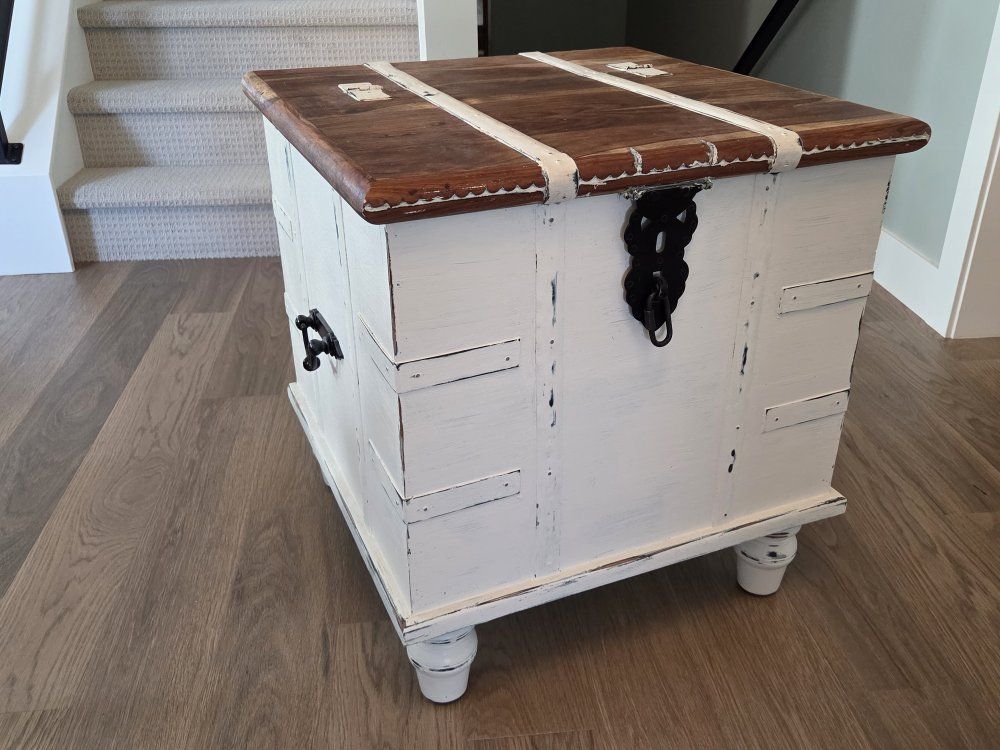 Gorgeous Farmstyle End Table