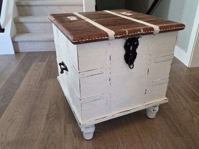 Gorgeous Farmstyle End Table