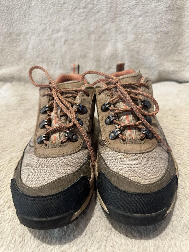 L.L. Bean Women’s 8 Beige Wtrprf Hiking Shoes