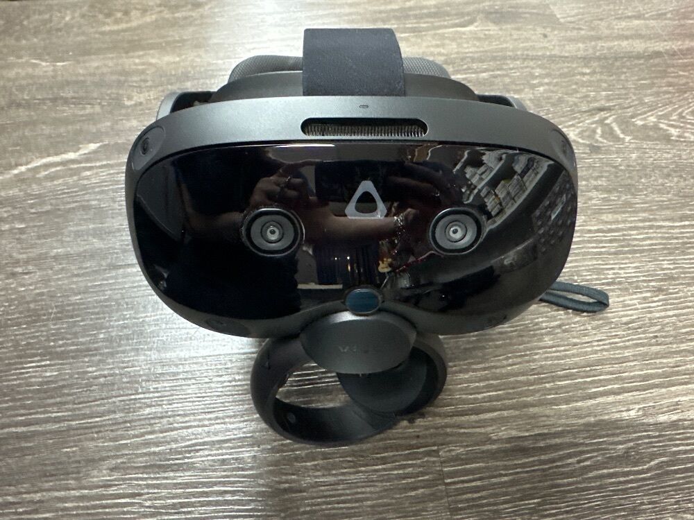 HTC VIVE FOCUS VISION VR HEADSET 2QD4100