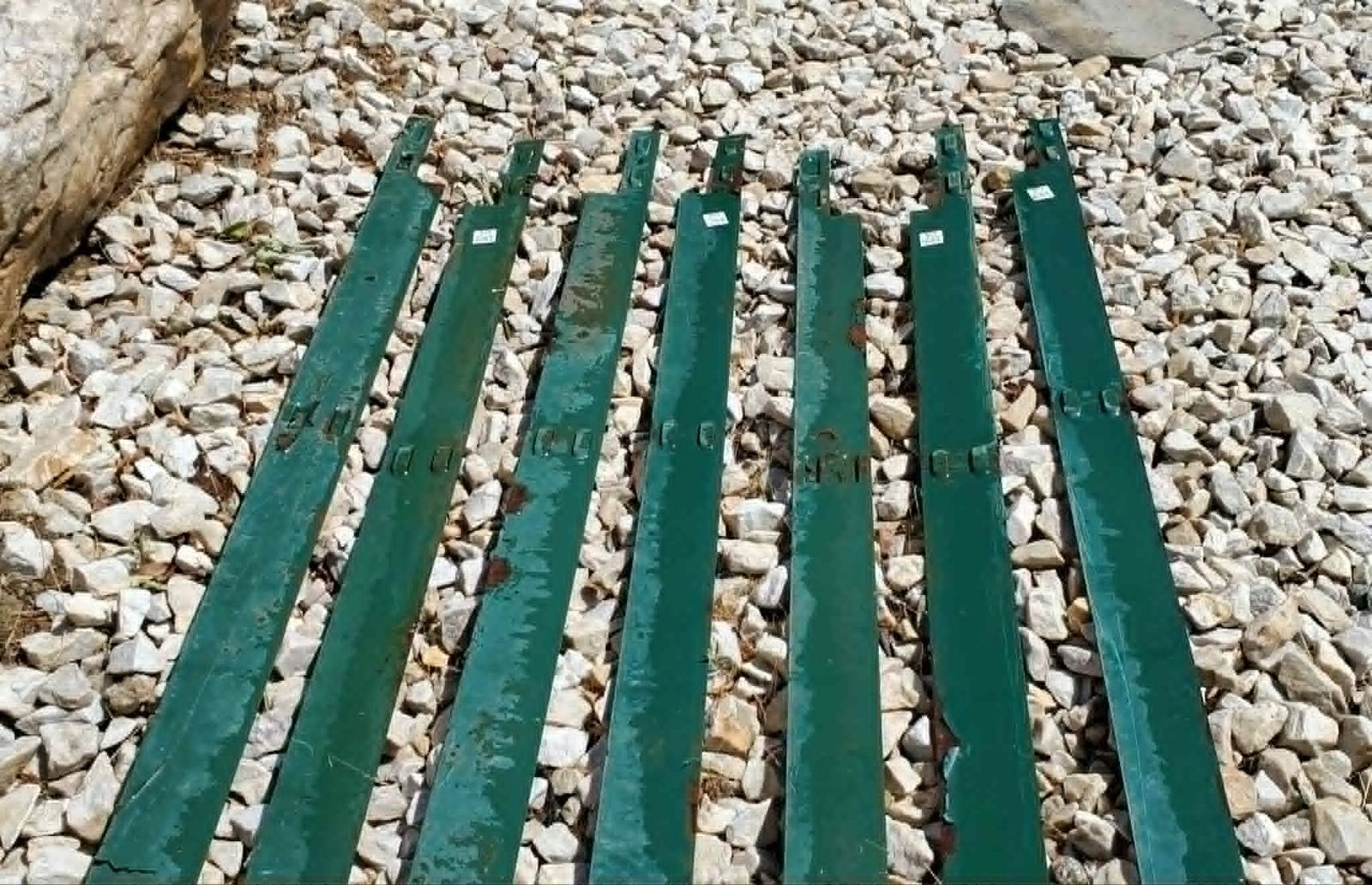 8x Green Steel Landscape Edging Sections, 14 GA, with Attached Stakes, 8' Length