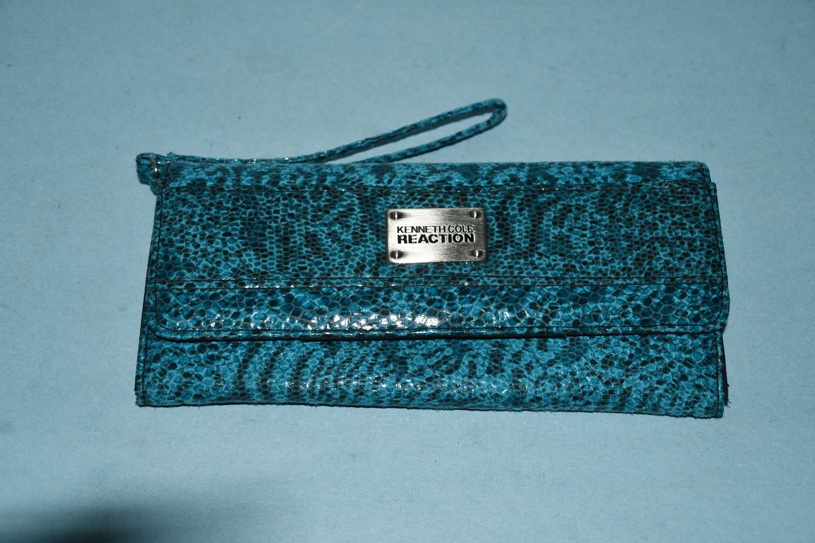 KENNETH COLE REACTION WRISTLET WALLET ~ BLUE ~ 9" x 4" x 1" ~ SNAP CLOSURE ~ CLEAN ~ $5