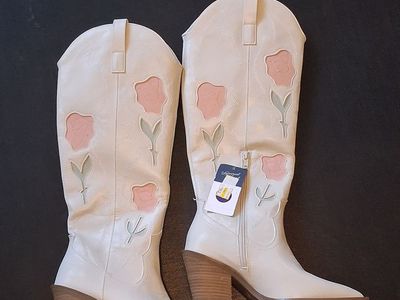 Cowgirl Boots - Women's size 6