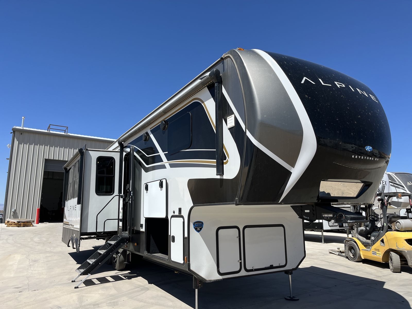 Beautiful like new ‘24 Keystone Alpine luxury 5th wheel model 3011CK
