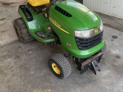 John deer riding lawn mower. Non running
