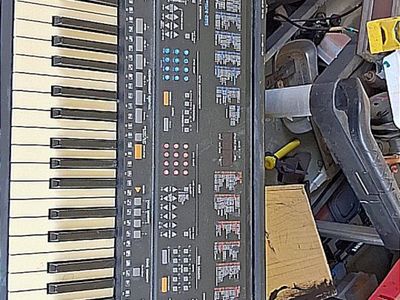Yamaha PSR-85 Portable Electronic Keyboard with Touch Response - Great for Beginners!