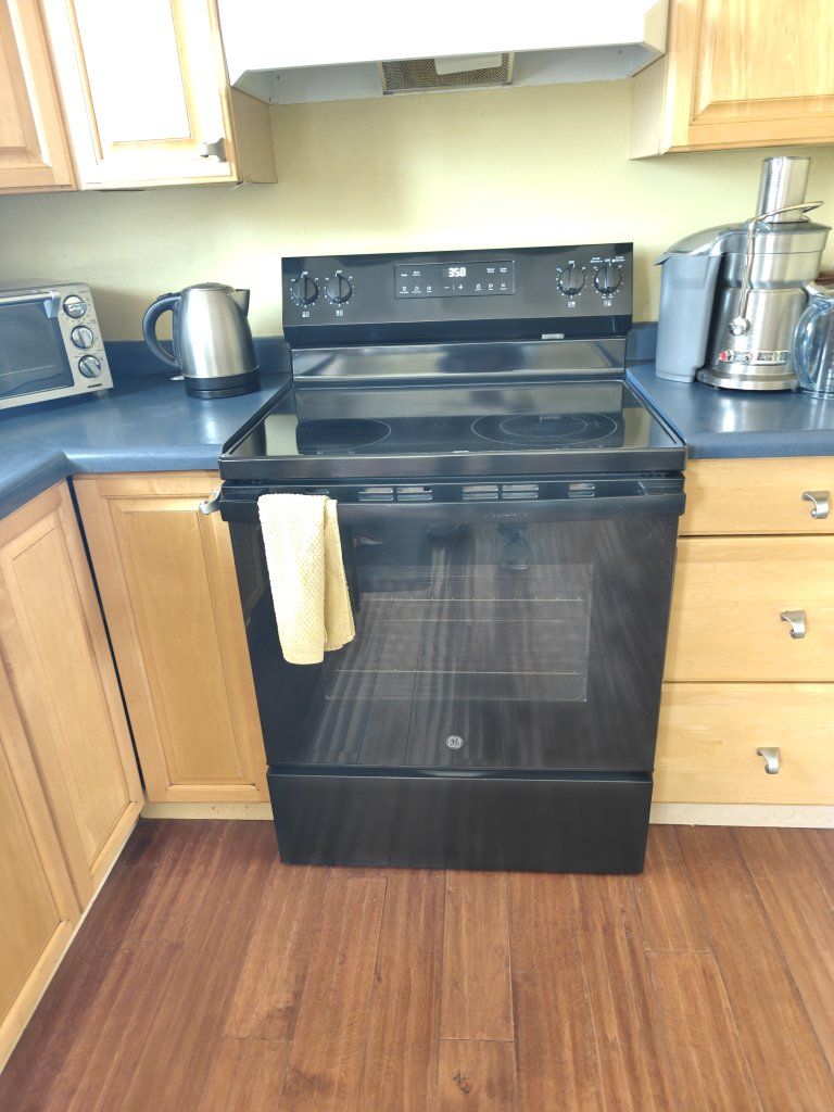 Ge. Range. /stove. 18 mo. old. Like New Condition!