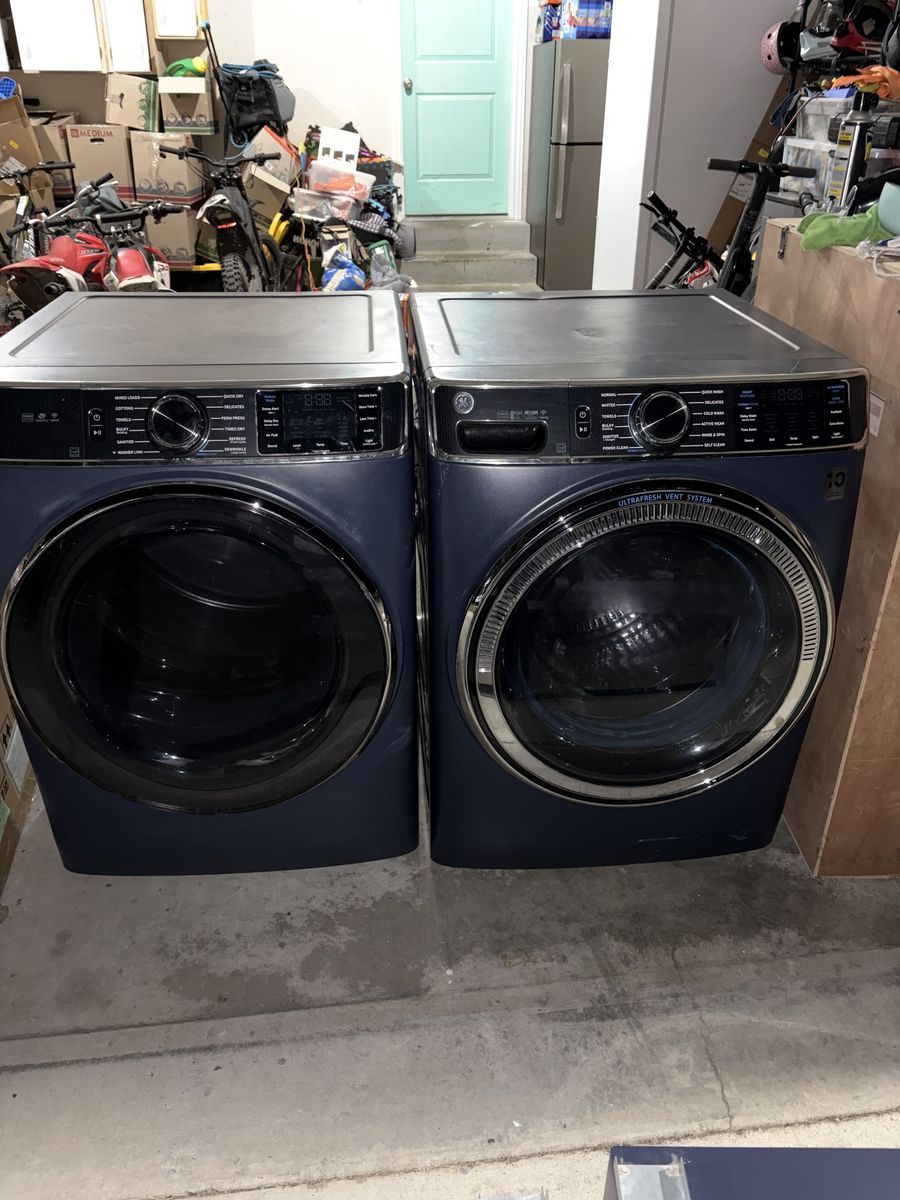 GE Sapphire Blue Washer & Dryer Set + Pedestals