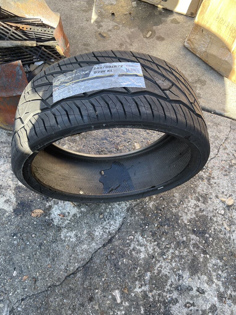 245/30/22 NEW GIOVANNA TIRE