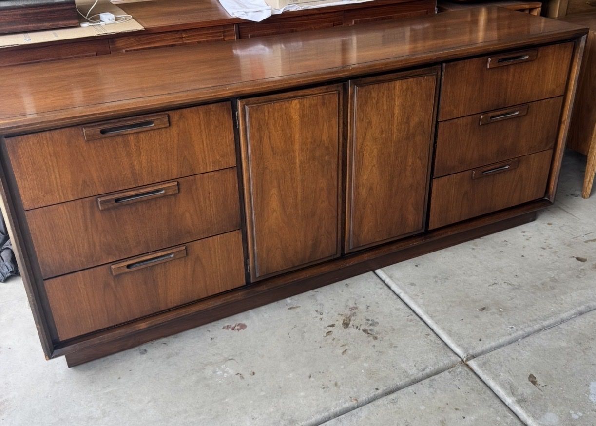 Vintage Mid-Century Modern UNITED credenza/Dresser